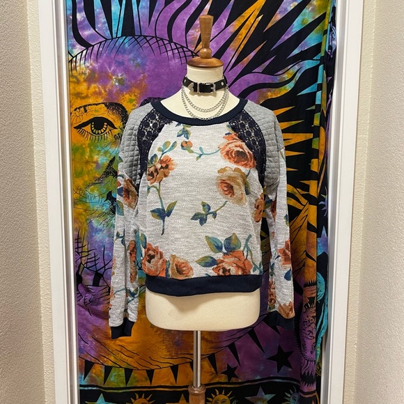 🌈 Beautiful patchwork quilt lace sweater - Picture 2 of 12